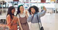 自拍朋友社会媒体女人摆姿势照片购物中心购物中心电话社会媒体微笑快乐女朋友集团采取图片有趣的