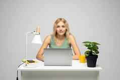肖像有吸引力的金发女郎女人业务女人企业家自由职业者坐着表格移动PC电脑