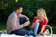爱浪漫的野餐快乐年轻的夫妇享受野餐公园