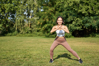 幸福体育运动复杂的年轻的亚洲女人伸展运动<strong>下蹲</strong>锻炼新鲜的空气微笑很高兴