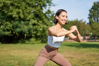 幸福体育运动复杂的年轻的亚洲女人伸展运动下蹲锻炼新鲜的空气微笑很高兴