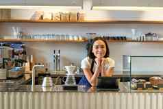 小业务主人微笑亚洲女孩咖啡师站计数器过滤器咖啡酝酿工具包回来终端咖啡馆人概念