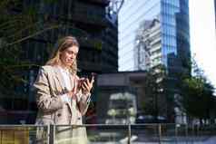 女商人水龙头移动电话屏幕企业女人智能手机应用程序站街城市中心