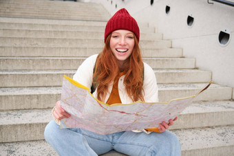 美丽的女孩旅游坐在楼梯城市地图计划旅程方向旅行小镇搜索路线观光