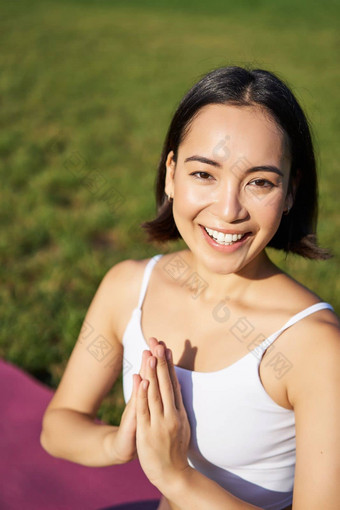 垂直拍摄年轻的亚洲女人瑜伽<strong>实践</strong>正念微笑放松坐着橡胶席<strong>公园</strong>