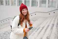 微笑红色头发的人女孩学生旅游走城市楼梯移动电话地图小镇发送消息智能手机