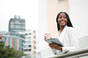 黑色的女人咖啡打破企业员工平板电脑办公室工作城市职业生涯市场营销人员数字技术非洲美国专业女商人在户外