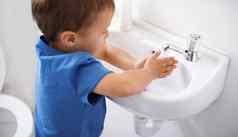 学习好习惯可爱的年轻的男孩洗手水槽