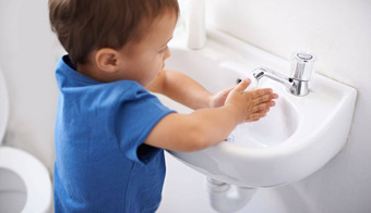 学习<strong>好习惯</strong>可爱的年轻的男孩洗手水槽