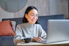肖像亚洲女商人微笑工作移动PC首页远程在线研究生活房间