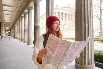 微笑年轻的红色头发的人女人红色的他纸地图旅游吸引力旅游人概念女孩探讨了城市找到