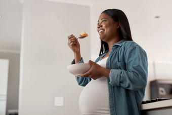 美味的健康的婴儿低角拍摄怀孕了女人吃碗<strong>水果首页</strong>