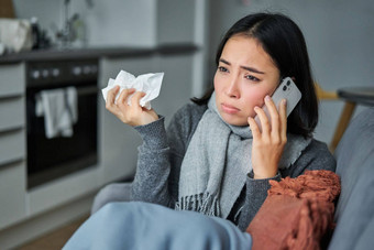 肖像<strong>生病</strong>了年轻的朝鲜文女人感觉<strong>生病</strong>的打喷嚏持有餐巾住首页<strong>生病</strong>了抓住了冷会说话的移动电话