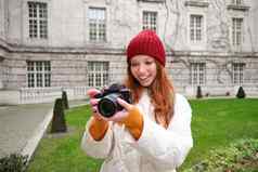 快乐红色头发的人女孩旅游需要照片摄影师专业相机走城市捕捉美丽的图片