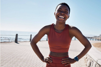 健身黑色的女人肖像跑步者海幸福微笑培训放松快乐锻炼运动员体育运动马拉松锻炼准备好了有氧运动运行