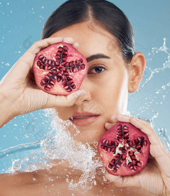 脸护肤品石榴女人手水飞溅面部有机生态友好的素食主义者产品工作室蓝色的模拟模型水果发光皮肤护理促销活动广告