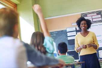 学习老师学生问题教室学校教育发展奖学金女孩提高手回答问题研究快乐黑色的女人教育家