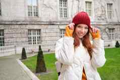 肖像微笑女孩背包客外套红色的他穿温暖的衣服旅游旅行欧洲冬天走历史建筑