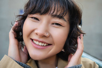 肖像快乐女人朝鲜文女孩耳机听音乐耳机享受声音耳机笑微笑