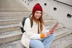 快乐时尚的红色头发的人女孩学生红色的他持有数字平板电脑社会媒体应用程序搜索在线连接无线网络