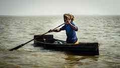 伊什瓦迪孟加拉国可怜的孟加拉语男人。临时搭建的船浮点数恒河河渔夫船中间河
