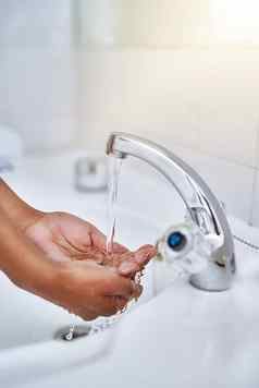 减少风险感染好卫生女人洗手浴室水槽