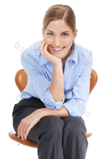 女人肖像坐着办公室椅子工作室白色背景幸福快乐业务工人女模型办公室椅子员工企业家动机企业职业生涯