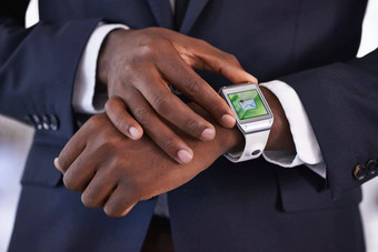 数字技术更聪明的更聪明的裁剪视图年轻的商人穿智能<strong>手表</strong>屏幕内容设计受版权保护