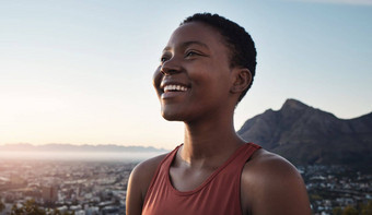 山健身黑色的女人微笑培训成功健康目标户外成就蓝色的天空模型早....跑步者体育运动员自然城市景观精神健康