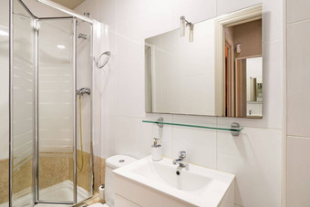 <strong>浴室</strong>光米色墙<strong>角落里</strong>淋浴玻璃滑动门虚荣水槽白色家具厕所。。。