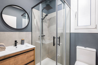 浴室现代风格高质量的设计昂贵的配件灰色的墙和谐黑色的金属装饰日光进入窗口墙明亮照明房间