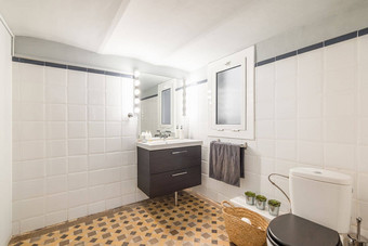 大浴室光滑的白色墙米色大理石马赛克地板上角落里水槽虚荣黑色的木抽屉镜子明亮的灯窗口通风