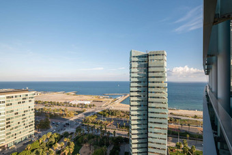 沿海部分城市高建筑发达基础设施游客放松享受海上气候视图高度<strong>海边度假</strong>胜地俯瞰蓝色的清晰的海洋