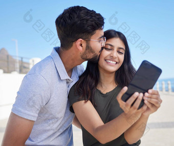 电话自拍微笑夫妇海滩旅行吻海洋支持信任户外冒险孟买微笑图片快乐内存智能<strong>手机摄影</strong>浪漫