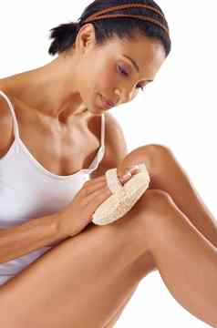 身体护理健康模型去死皮腿工作室护理清洁自然例程化妆品健康女人巴西擦洗身体护肤品白色背景