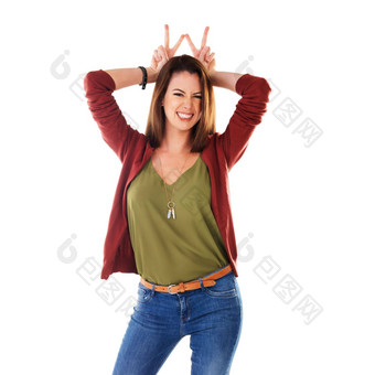 女人微笑手和平标志摆姿势休闲时尚白色工作室背景肖像孤立的快乐女模型站微笑幸福手手势头