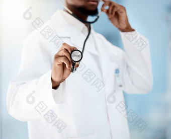 医生心脏病专家听诊器医疗保健医疗检查健康健康医院手黑色的男人。听呼吸心心脏病学健康保险