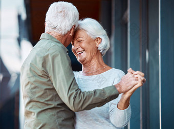 高级夫妇跳舞快乐微笑爱浪漫户外支持信任<strong>婚姻</strong>的关系上了年纪的男人。女人放松跳舞<strong>幸福</strong>享受退休生活方式
