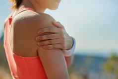 肩膀受伤抑制运动认不出来年轻的女人持有肩膀疼痛