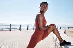 伸展运动腿黑色的女人散步健身开始有氧运动动机锻炼科斯塔黎加温暖的体育运动非洲跑步者培训体育竞争锻炼