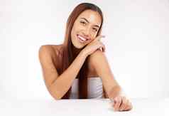 女人肖像护肤品快乐微笑化妆品脸美化妆白色工作室背景模型拉丁美洲人模型巴西化妆品皮肤护理爱幸福
