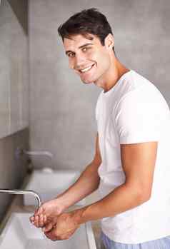 好卫生健康的肖像年轻的男人。洗手