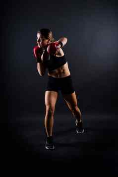 年轻的女人运动女综合格斗战斗机培训概念体育运动行动健康的生活方式
