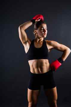年轻的女人运动女综合格斗战斗机培训概念体育运动行动健康的生活方式