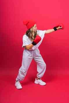 女孩穿红色的拳击手套工作室拍摄体育运动概念