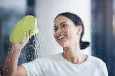 清洁洗窗口女人布手擦水洗涤剂清洁产品卫生管家快乐女孩做家务家务洗清洁清晰的玻璃