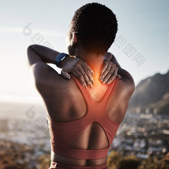 回来疼痛健身黑色的女人自然经验运行培训事故山女人运动员回来运行感觉疼痛锻炼跑步者锻炼受伤山路径