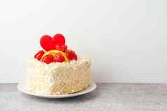 情人节一天蛋糕心形状水果草莓复制空间生日蛋糕庆祝活动情人节一天爱概念现在爱