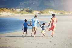 时间苍蝇不要浪费一分钟童年家庭享受一天海滩