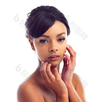 护肤品工作室肖像年轻的女人完美的皮肤摆姿势白色背景